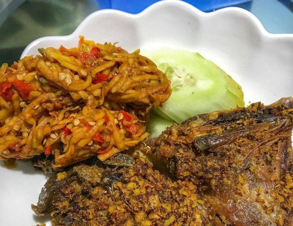 Sambal pencit (instagram.com/eatineraryid)
