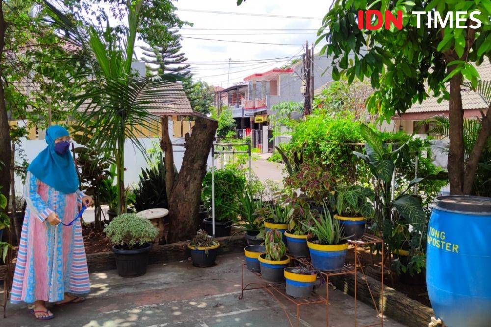 Salah seorang warga sedang berada di fasum taman RW 08 KBA Pekayon (IDN Times/Hana Adi Perdana)