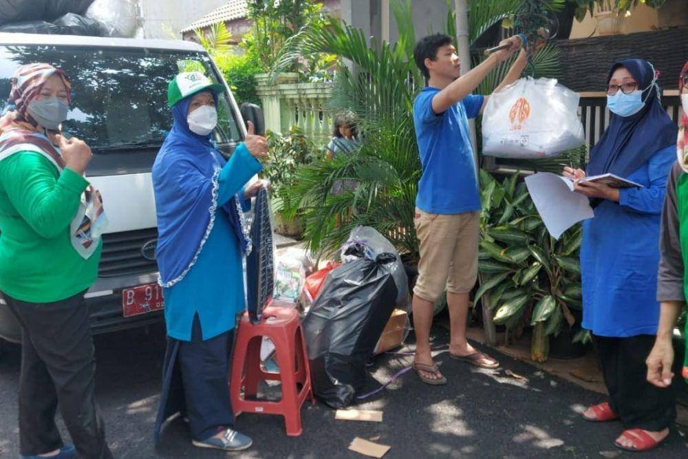 Penimbangan sampah serentak di 4 RW untuk penjualan sampah anorganik Bank Sampah Induk Patriot. (instagram.com/_kba_pekayon_bekasi)