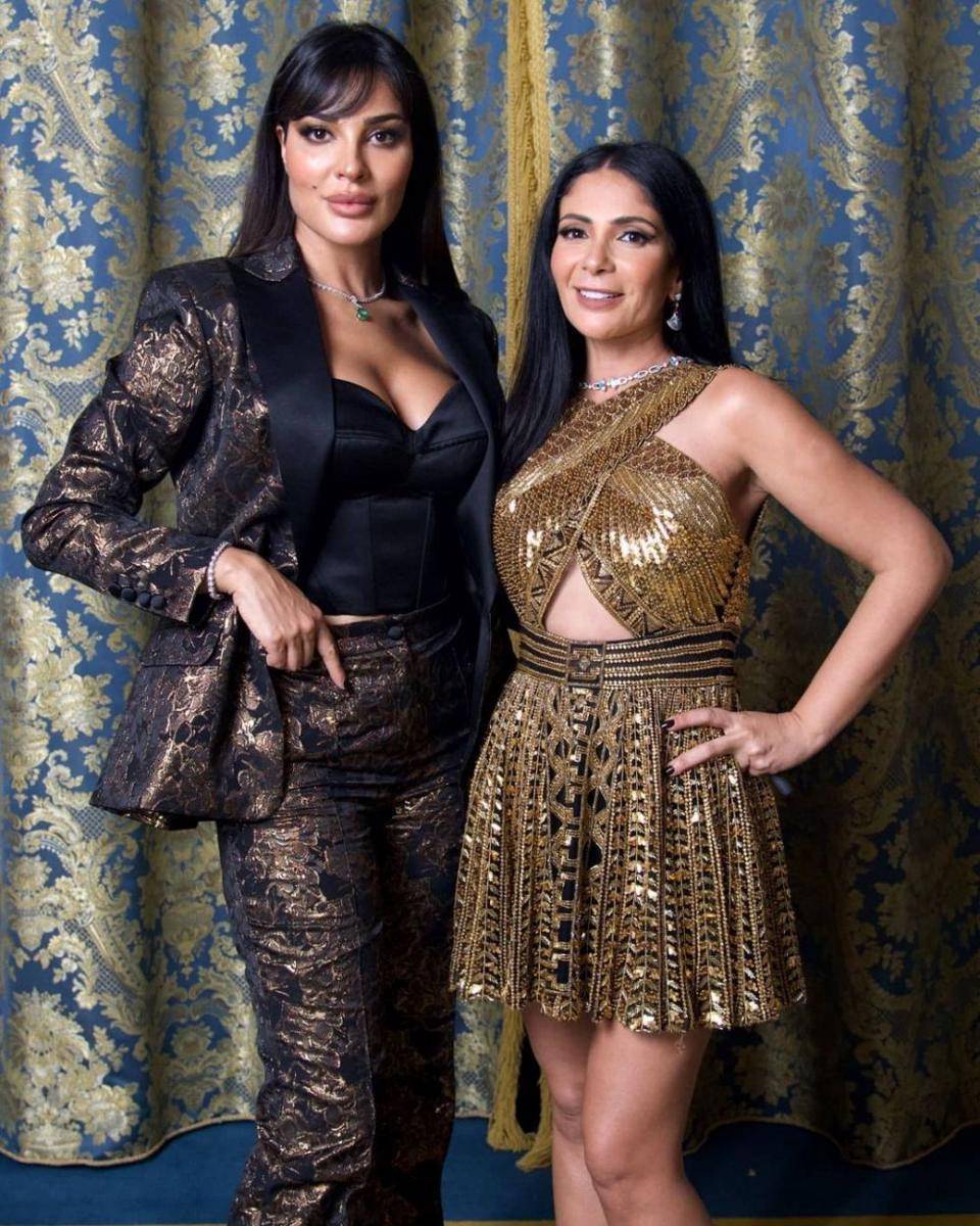 Nadine Nassib Njeim dan Mona Zaki (instagram.com/voguearabia)
