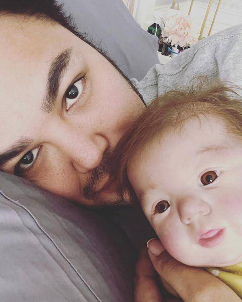 potret Ivan Gunawan saat momong sang putra (instagram.com/ivan_gunawan)