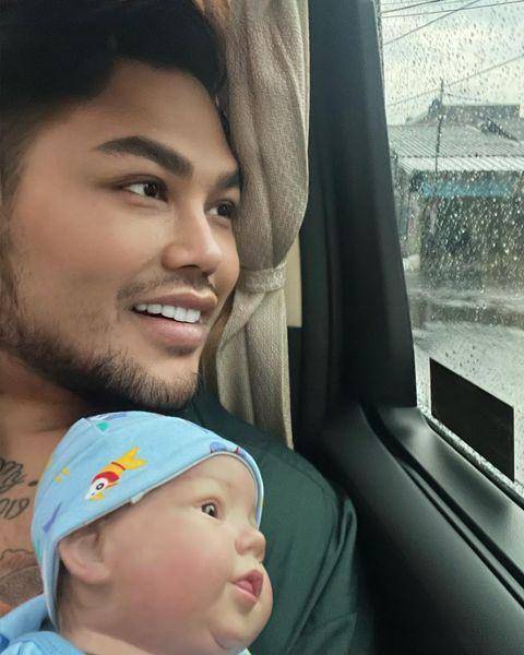 potret Ivan Gunawan saat momong sang putra (instagram.com/ivan_gunawan)
