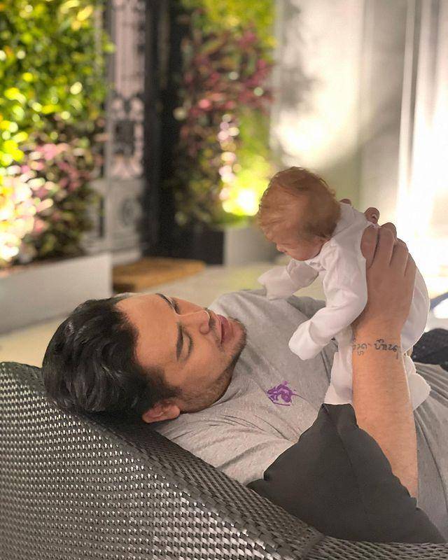 potret Ivan Gunawan saat momong sang putra (instagram.com/ivan_gunawan)