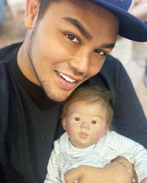 potret Ivan Gunawan saat momong sang putra (instagram.com/ivan_gunawan)