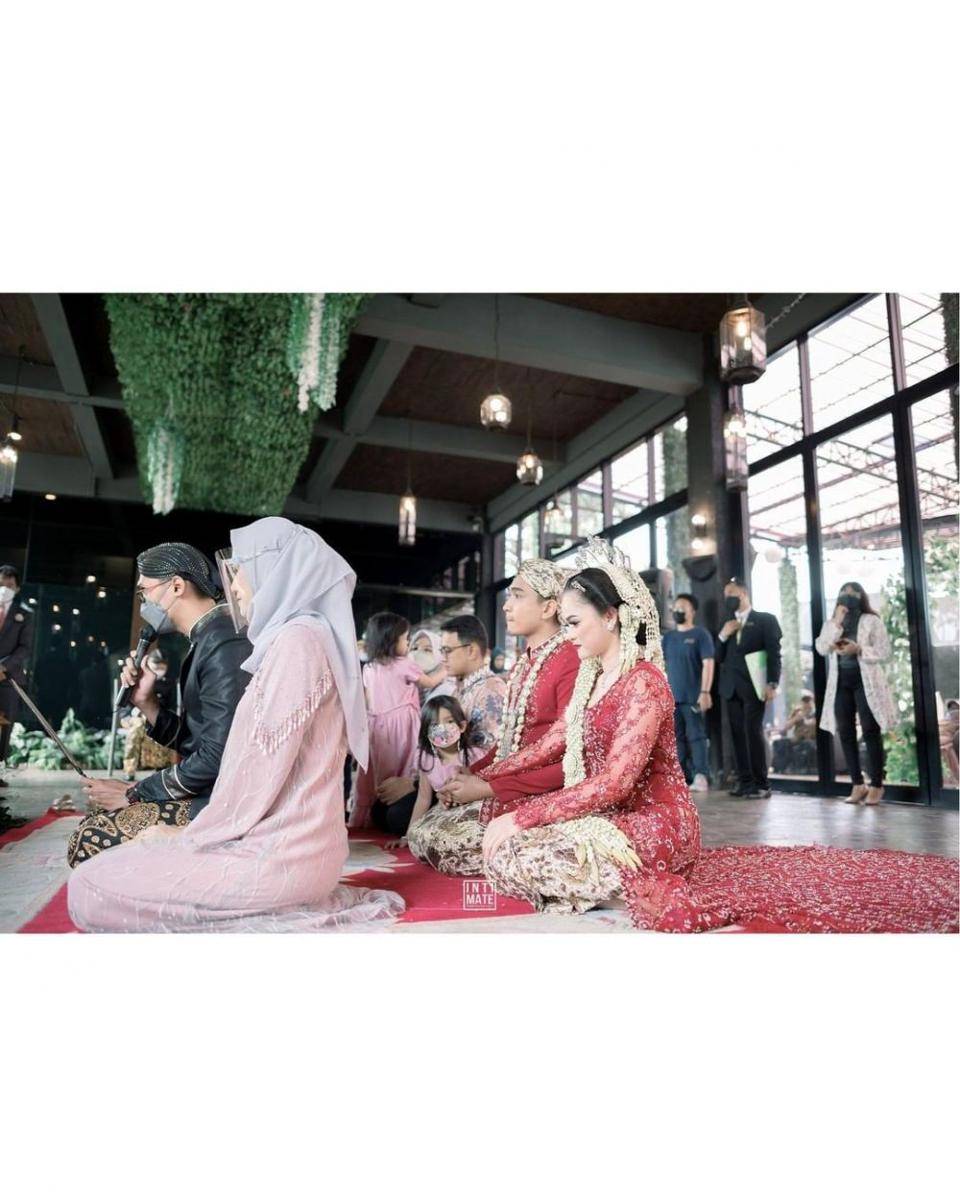 Ngunduh mantu Lutfi Agizal dan Nadya Indry. (Instagram.com/intimatephotoproject)