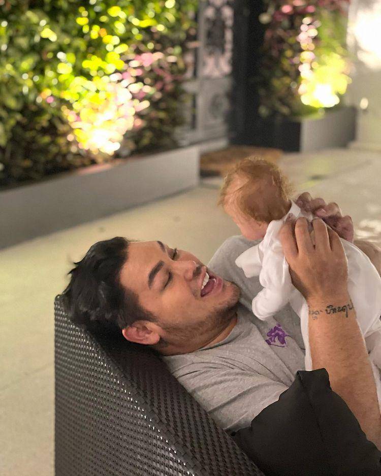 potret Ivan Gunawan saat momong sang putra (instagram.com/ivan_gunawan)