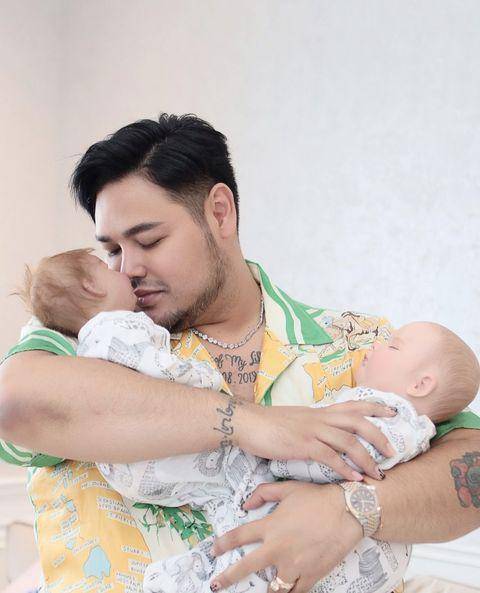 potret Ivan Gunawan saat momong sang putra (instagram.com/ivan_gunawan)