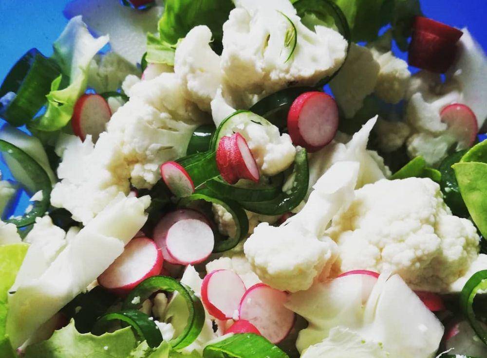 blomkalsalat med reddik (instagram.com/trinegjersoe)