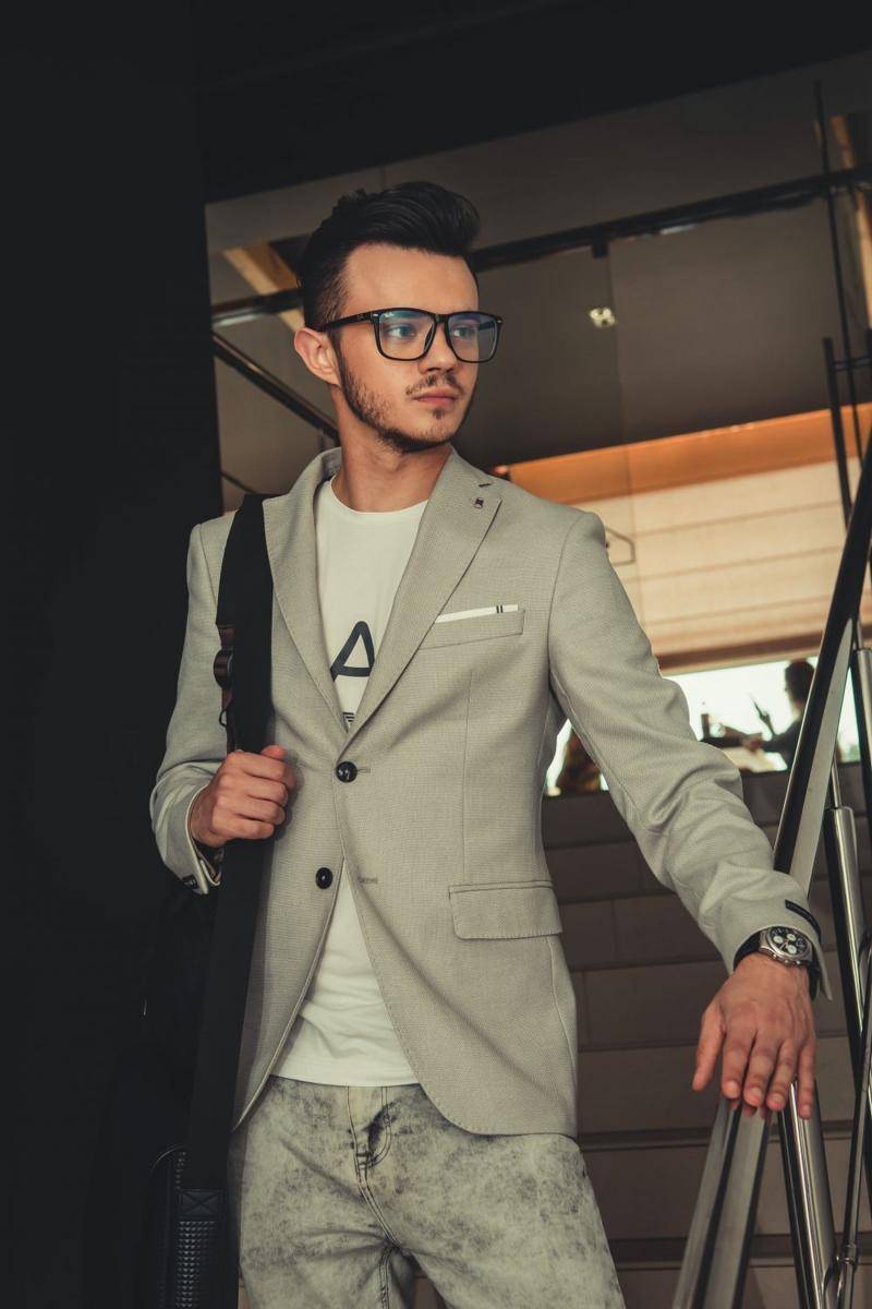 Ilustras pria memakai kaus dan blazer (unsplash.com/Andriyko Podilnyk)