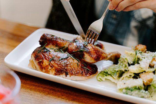 ilustrasi menyajikan roasted chicken (unsplash.com/Angela Bailey)