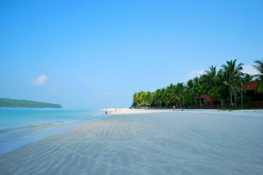 pemandangan indah Pantai Cenang. (langkawi-info.com)