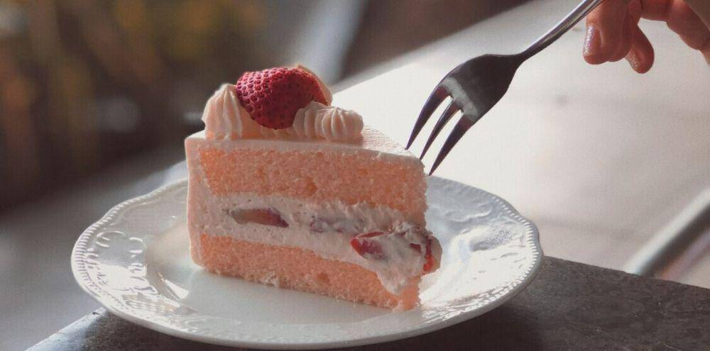 ilustrasi strawberry mousse cake (unsplash.com/Dan Michael Sinadjan)