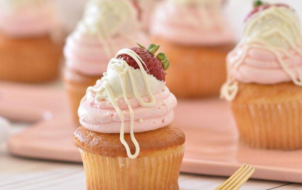 ilustrasi ragam olahan dari strawberry mousse (unsplash.com/Deva Williamson)