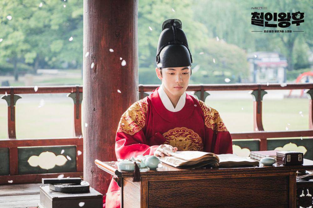 Raja Cheoljong di drama Mr. Queen (dok. tvN/Mr. Queen)