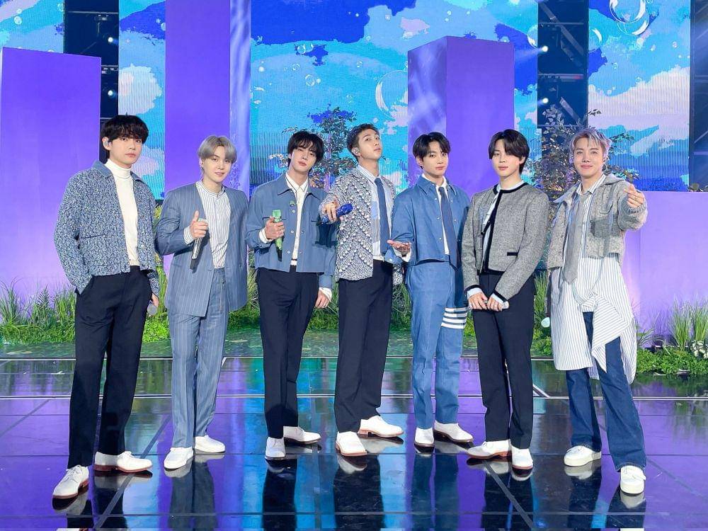 BTS (twitter.com/BTS_official)