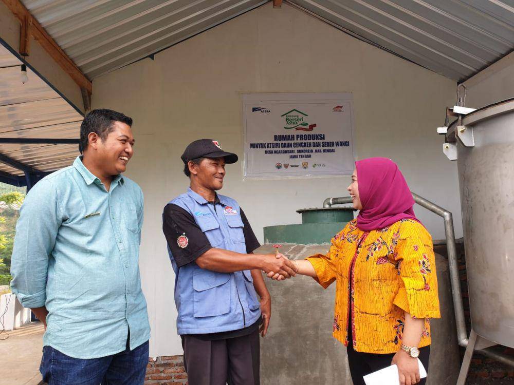 penyerahan bantuan rumah produksi penyulingan minyak atsiri di Desa Ngargosari, Kec. Sukorejo, Kendal oleh ASTRA Indonesia tahun 2019 (dok. Astra)