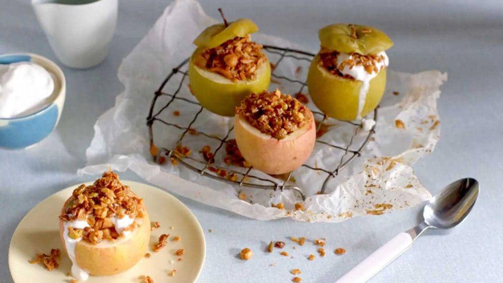 ilustrasi memasukan crumble pada apel (kara-coconut.com)
