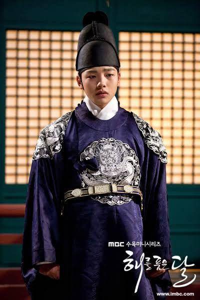 Putra Mahkota Lee Hwon di drama The Moon That Embraces the Sun (dok. MBC/The Moon That Embraces the Sun)