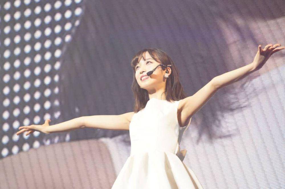 Oguri Yui AKB48 bernyanyi di konser solonya "YUIYUI TOKYO". (twitter.com/yuiyui_maromaro)