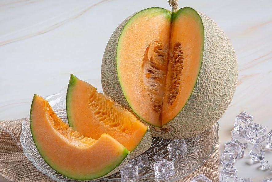 beberapa potong buah melon jingga (freepik.com/jcomp)