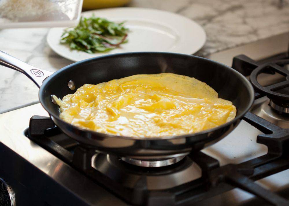 ilustrasi mendadar telur (thekitchn.com)