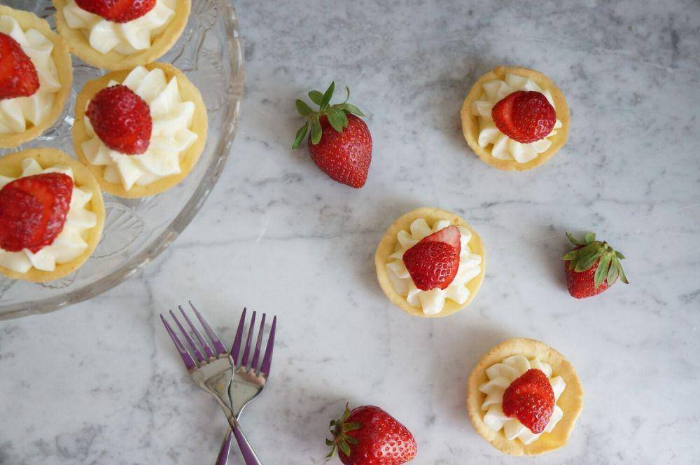 ilustrasi strawberry mousse meringue (unsplash.com/kaouther djouada)