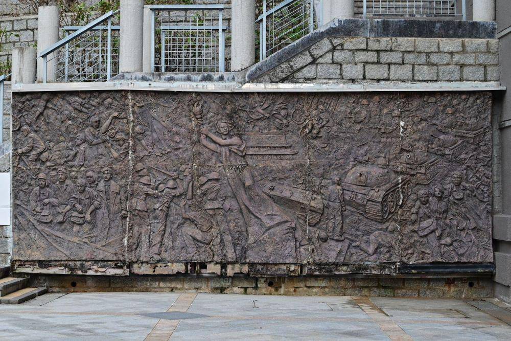 relief dinding tentang tragedi Tiananmen di Universitas Lingnan (twitter.com/Finn Lau)