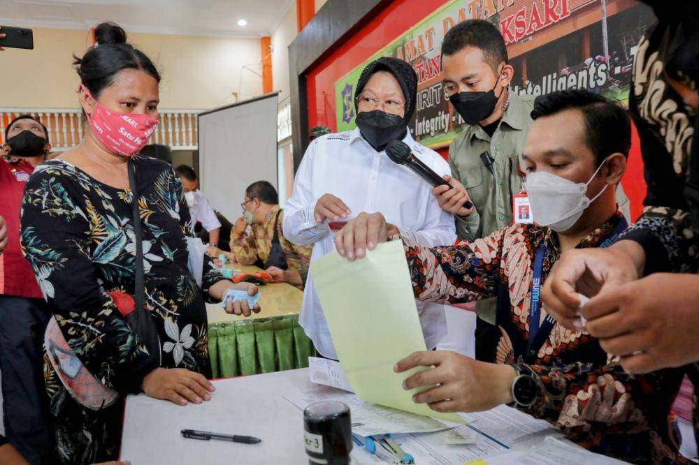 Mensos Risma memeriksa pencairan PKH di Surabaya. (dok. Kemensos)