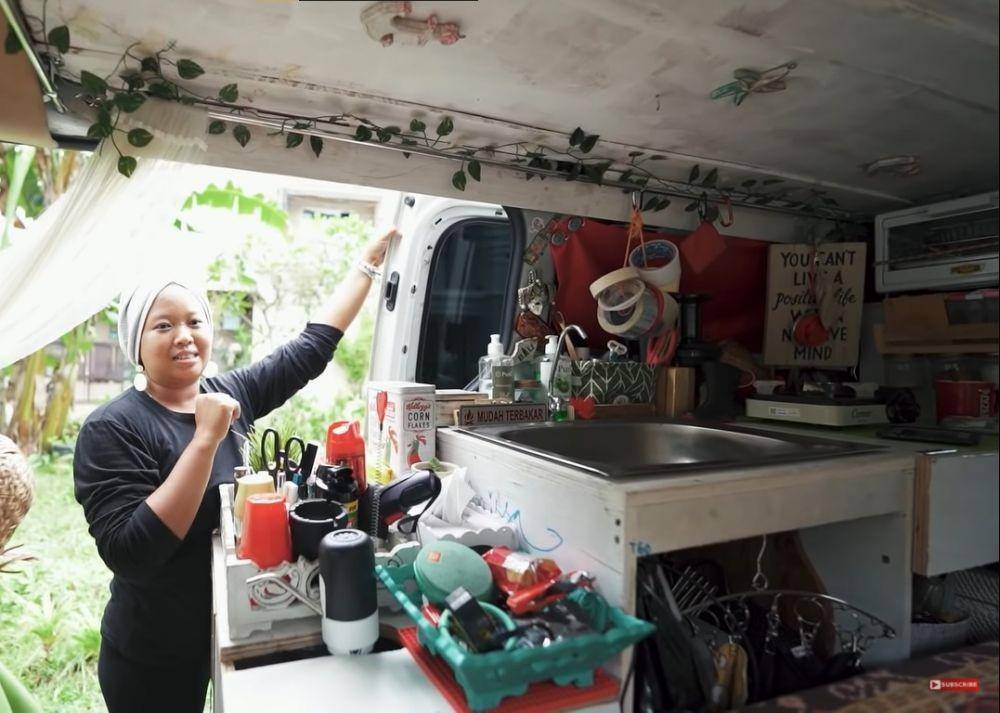 Annissa Susanto, wanita yang sudah tiga tahun tinggal di dalam mobil. (youtube.com/Arief Muhammad)