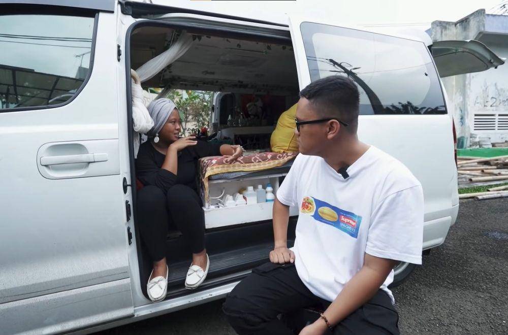 Annissa Susanto, wanita yang sudah tiga tahun tinggal di dalam mobil. (youtube.com/Arief Muhammad)