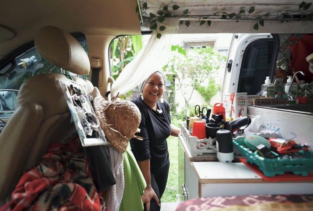 Annissa Susanto, wanita yang sudah tiga tahun tinggal di dalam mobil. (youtube.com/Arief Muhammad)