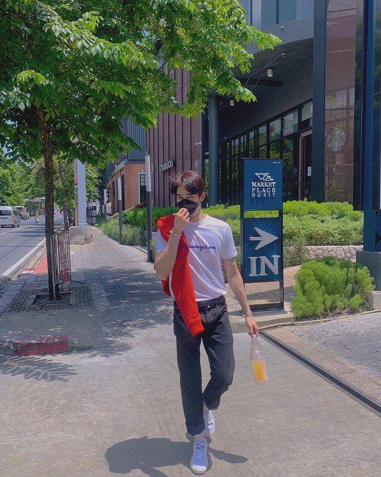 Ide Padu Padan ala Earth Pirapat (instagram.com/theearthe)