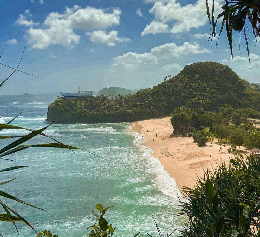 Pantai Goa Cina (instagram.com/daraninggarla)