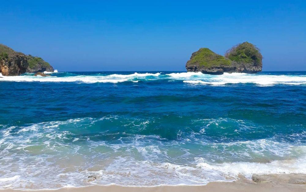 Informasi Pantai Goa Cina: Rute, Lokasi, Fasilitas, dan Tipsnya