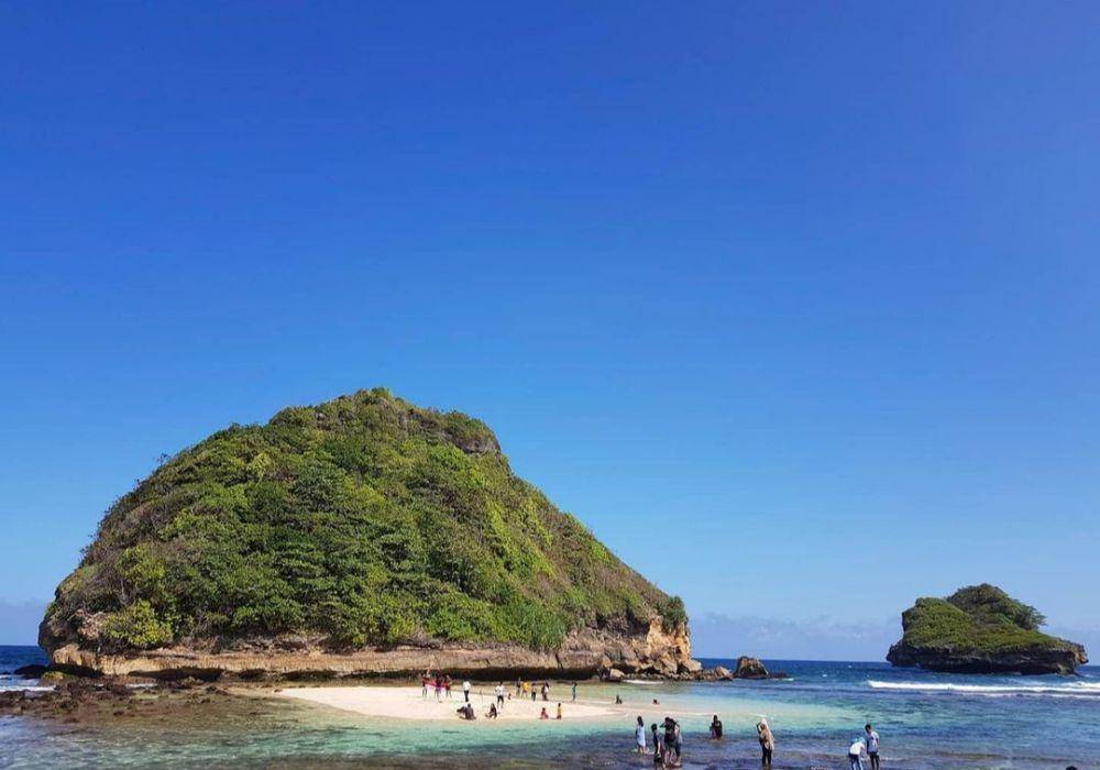 Pantai Goa Cina (instagram.com/wowok_birowo)