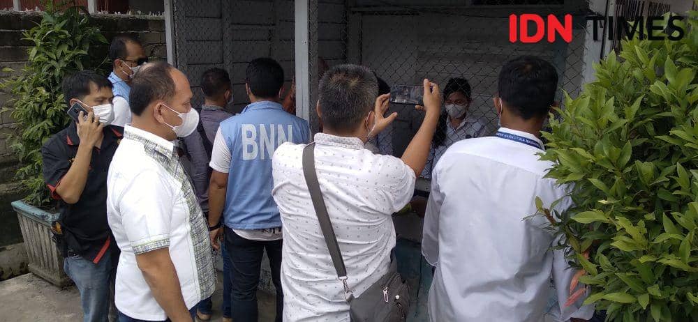 Tes urine yang dilakukan kepada para sopir di terminal Bus Jalan Ikan Paus, Kota Binjai (IDNTimes/ Bambang Suhandoko)