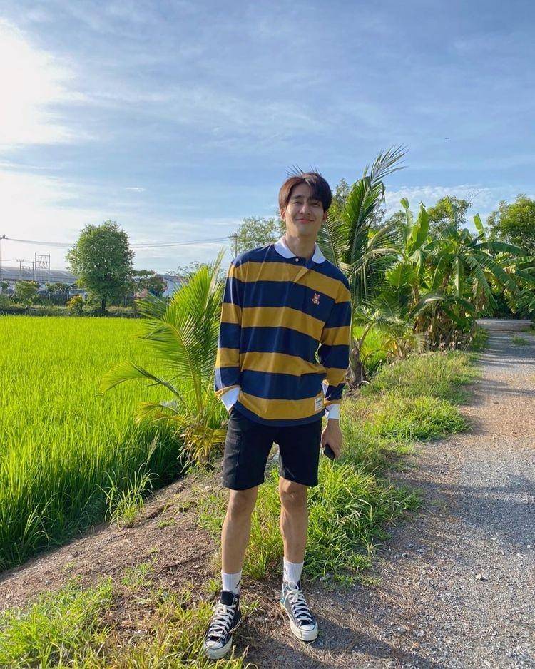 Ide Padu Padan ala Earth Pirapat (instagram.com/theearthe)