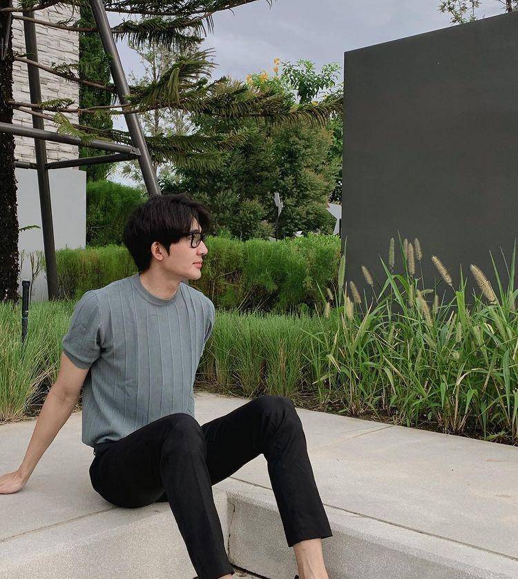 Ide Padu Padan ala Earth Pirapat (instagram.com/theearthe)