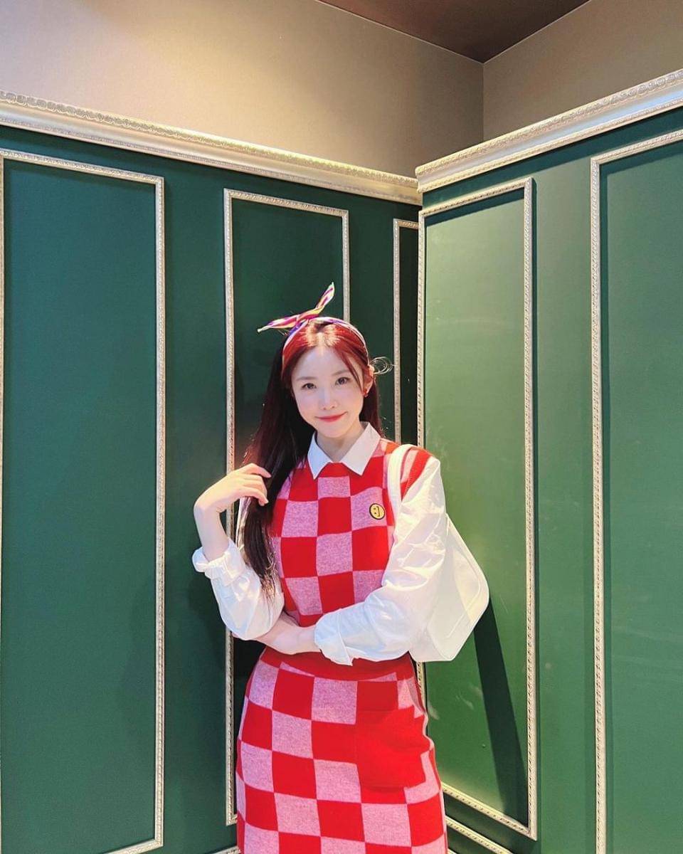 Jun Hyo Sung (instagram.com/superstar_jhs)