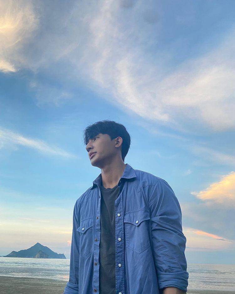 Ide Padu Padan ala Earth Pirapat (instagram.com/theearthe)