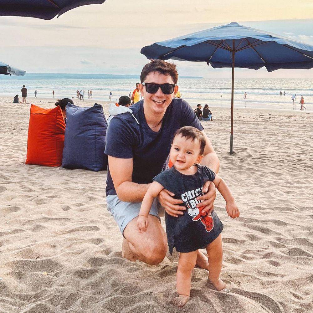 Andrew Andika dan baby Ehsan (instagram.com/andrewandika)