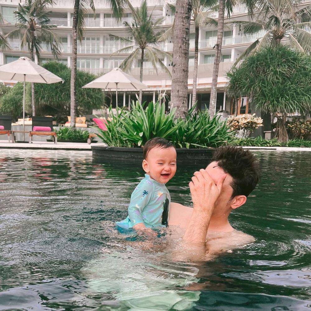 Andrew Andika dan baby Ehsan (instagram.com/andrewandika)