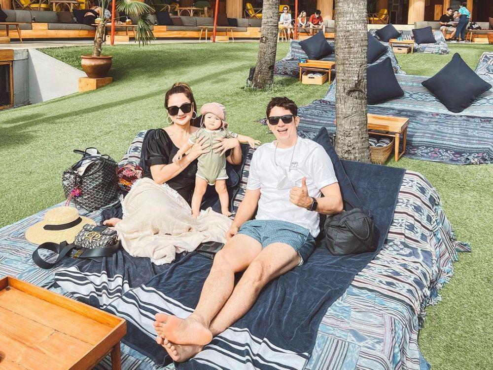 9 Potret Liburan Keluarga Andrew Andika di Bali