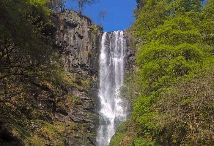 Air terjun Pistyll Rhaedr (instagram.com/chloehall_livelaughlove)