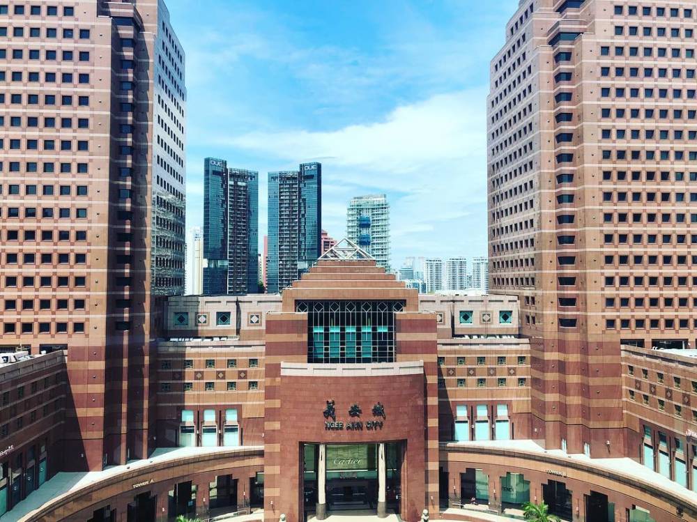 Ngee Ann City. (instagram.com/alex_menswear)
