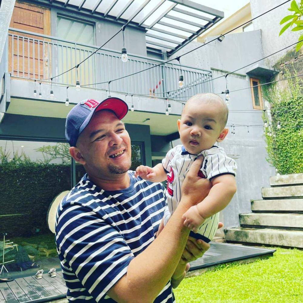 potret baby Balint (instagram.com/donny_bule)
