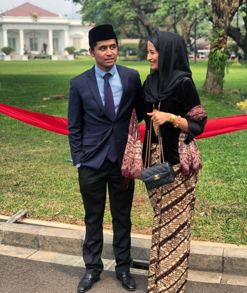 padu padan tas dan kebaya beludru (instagram.com/dyahroroestiwp)