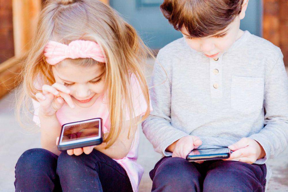Ilustrasi anak bermain ponsel (Unsplash.com/McKaela Taylor)