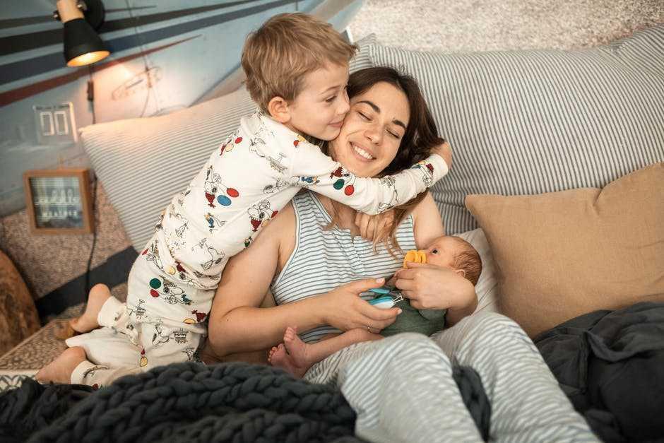5 Zodiak yang Keibuan dan Telaten Urus Anak, Istriable Banget Deh!