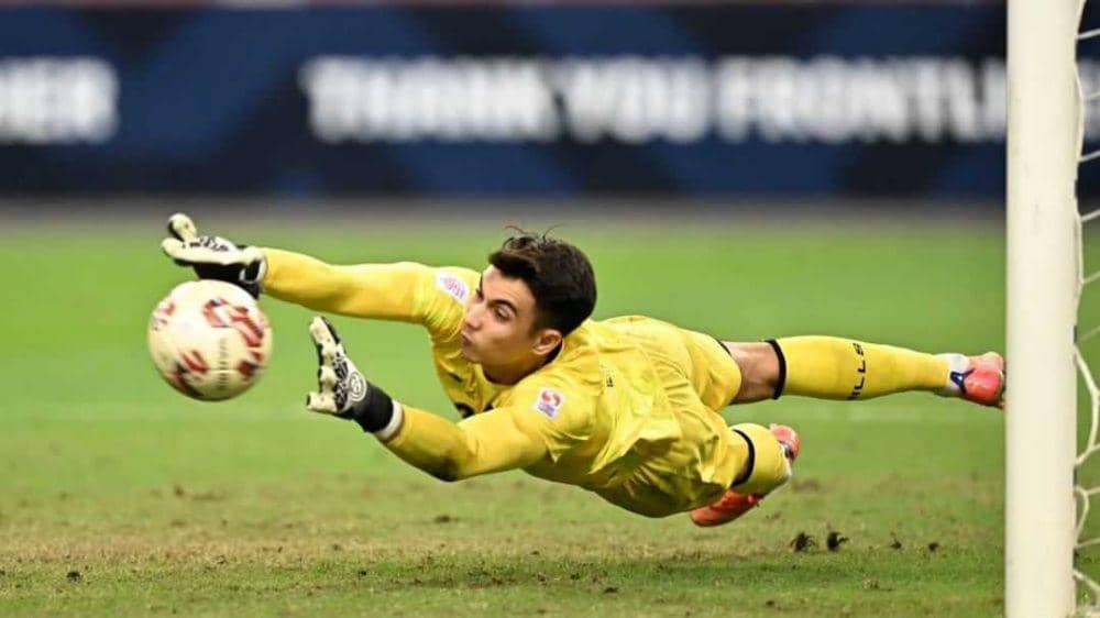 Nadeo menepis bola (instagram.com/goalcomindonesia)